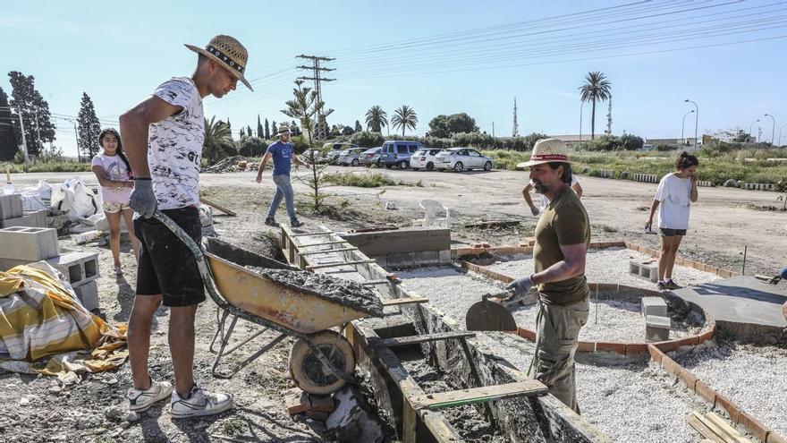 Ladrillos de adobe para rehabilitar el barrio del Cementerio en Alicante