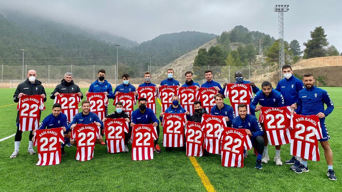 Los jugadores del Alcoyano posan con las camisetas regaladas por el delantero del Athletic Club Raúl García.