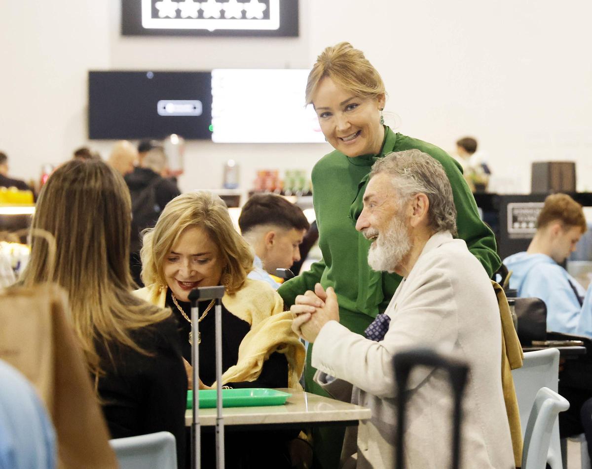 Marián Mouriño, junto a sus padres, en Peinador.