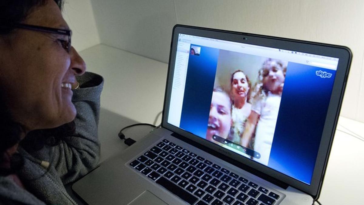 Una mujer habla con su familia a través de Skype.