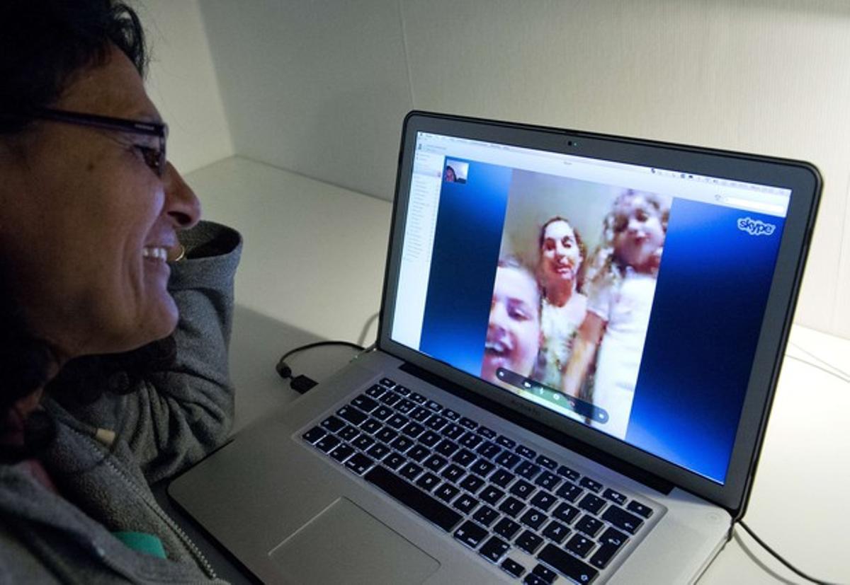 Una mujer habla con su familia a través de Skype. Una mujer habla con su familia a través de Skype.