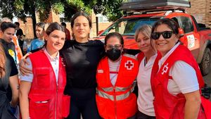 Rosalía se une a los voluntarios de la oenegé de José Andrés en Valencia