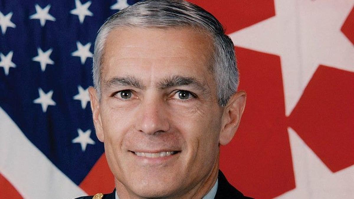 Las fotos del tal Edward pertenecían a Wesley Clark ex comandante en jefe de la OTAN.