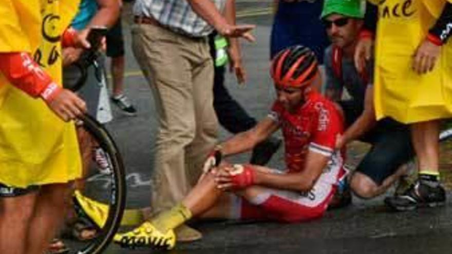 Dani Navarro se duele de la rodilla tras la caída que le obligó a abandonar la carrera.