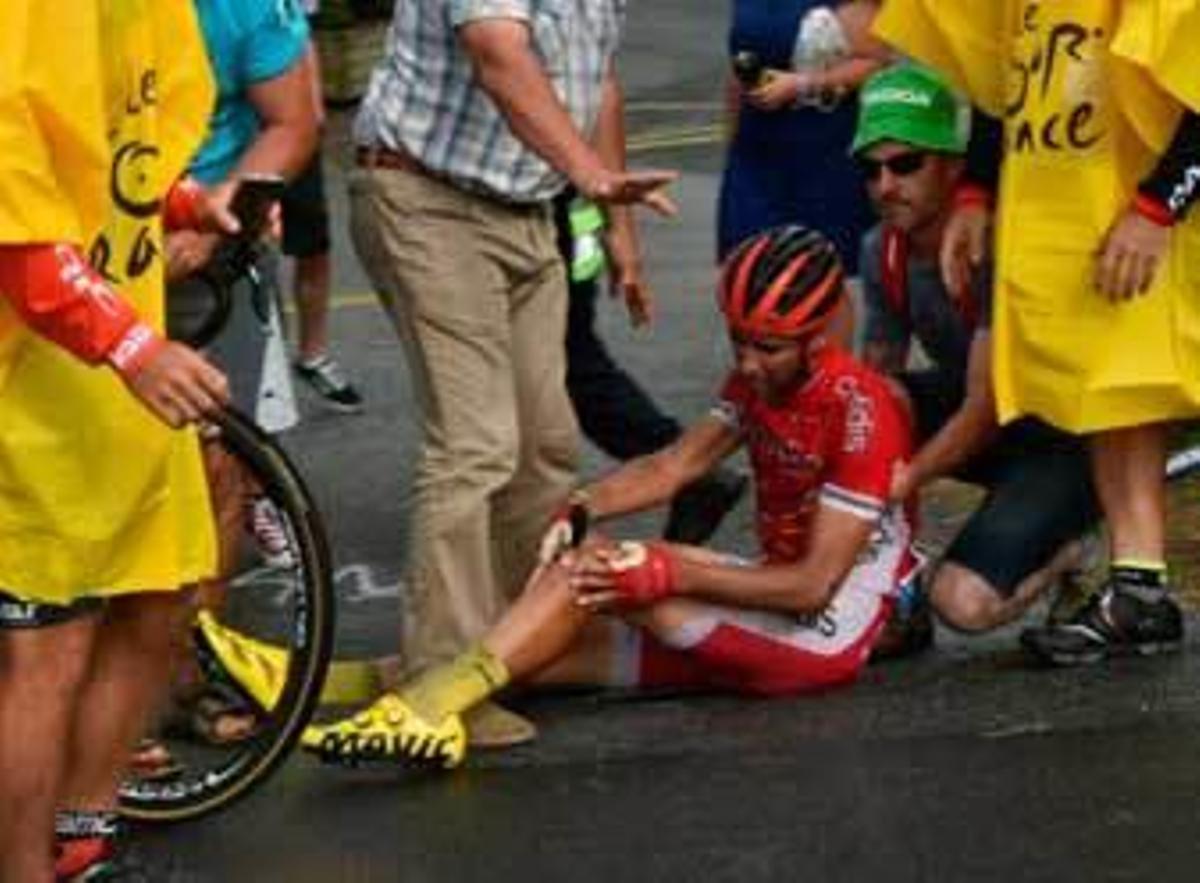 Dani Navarro se duele de la rodilla tras la caída que le obligó a abandonar la carrera.