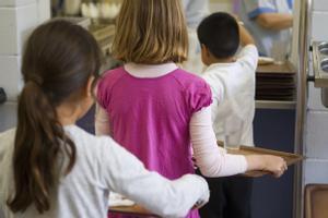 Niños en un comedor escolar