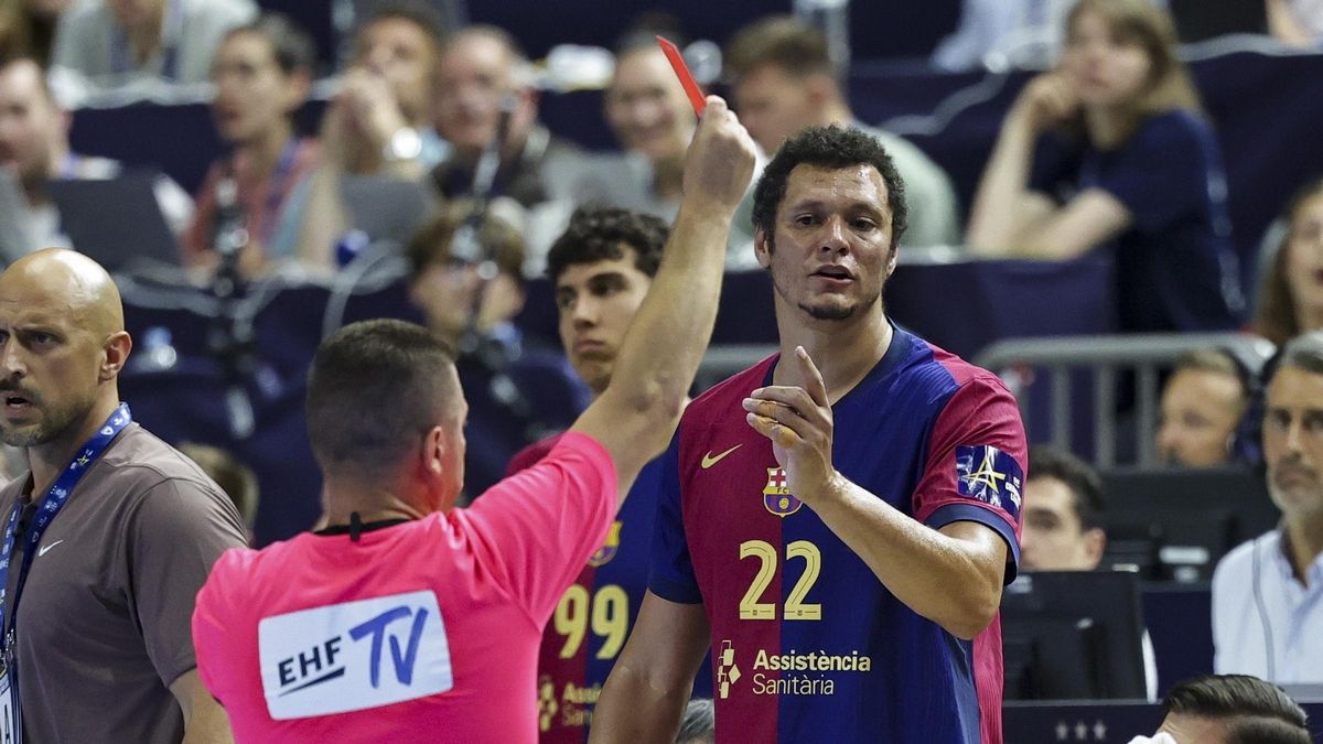 El árbitro muestra la tarjeta roja a Thiagus Petrus, el jugador del Barça, en la semifinal ante el Magdeburgo.