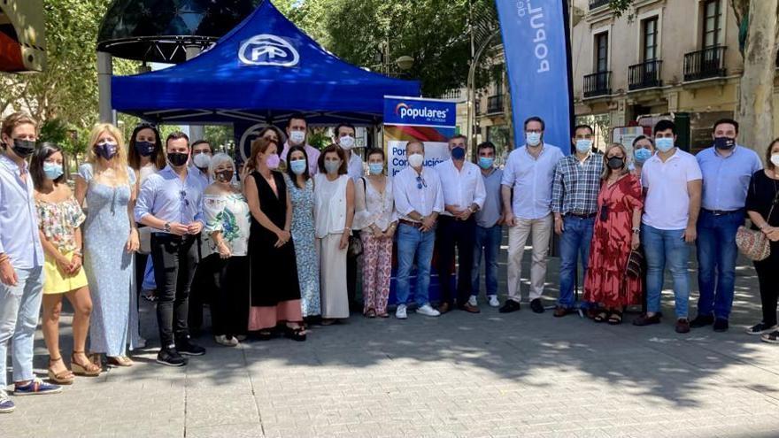 Adolfo Molina junto a militantes del PP en la recogida de firmas en el bulevar del Gran Capitán.