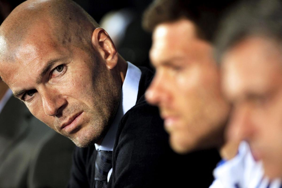 Fotografía de archivo fechada el pasado 12 de abril de 2011 que muestra al entrenador francés Zinedine Zidane (i) durante su etapa en el Real Madrid como ayudante de Jose Mourinho (d) durante una rueda de prensa de la Liga de Campeones en Londres, Reino Unido.