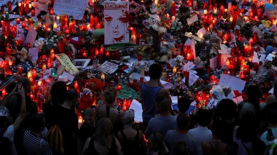 Centenares de personas acudieron anoche a las Ramblas de Barcelona a depositar flores y velas encendidas en recuerdo de las víctimas.