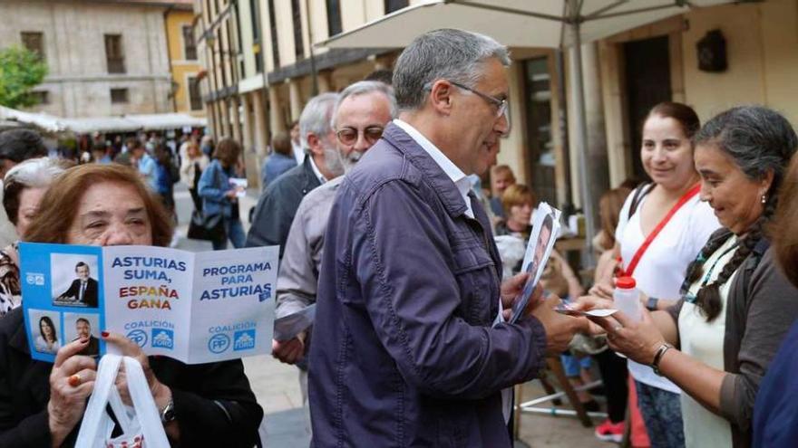 Manuel González Orviz reparte propaganda en la plaza del Fontán.