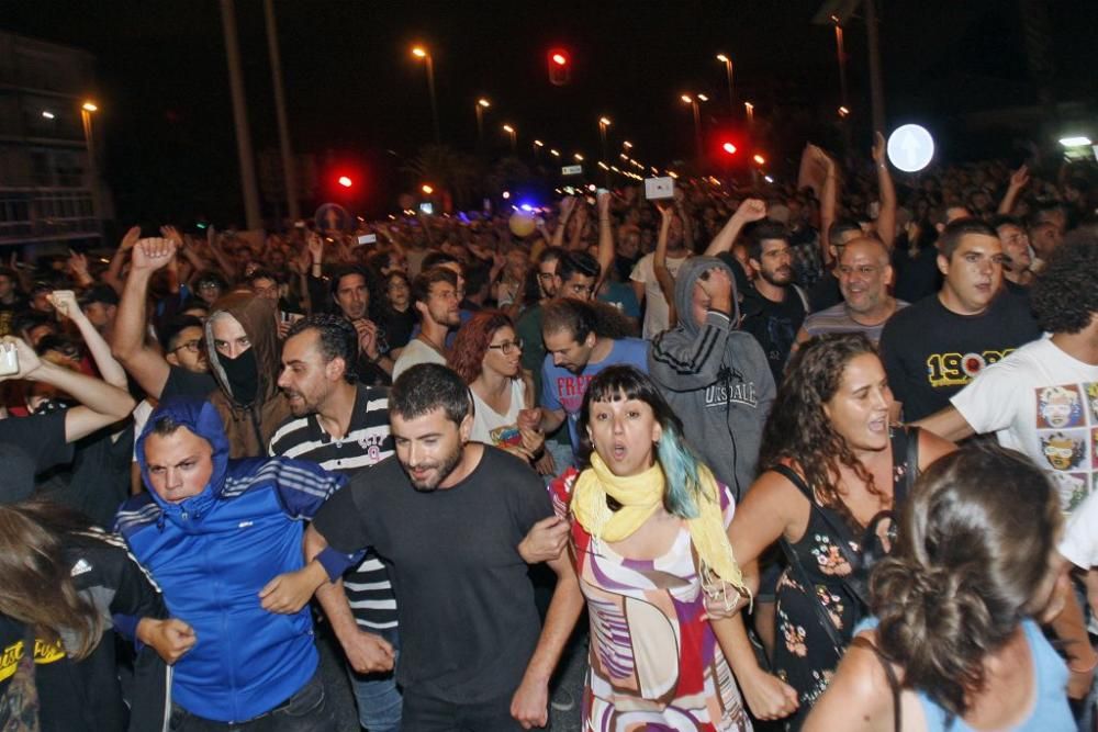 Los manifestantes protestan contra el AVE