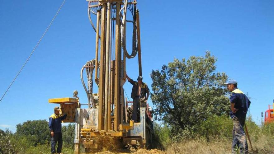 Excavación de un pozo de sondeo en Vega de Tera.