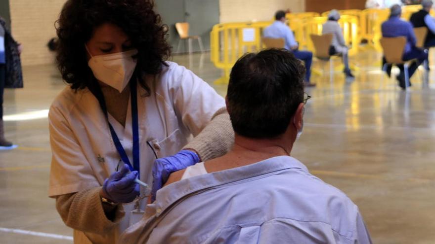 Una infermera vacuna un veí de Sant Boi de Llobregat de 65 anys el dia en què es reprèn la vacunació de la covid-19 amb AstraZeneca