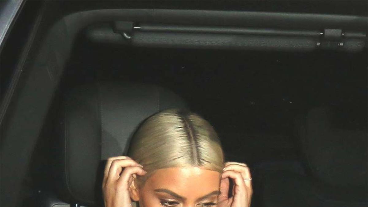 Kim Kardashian no para de tocarse el pelo cuando va a cenar con Kanye West