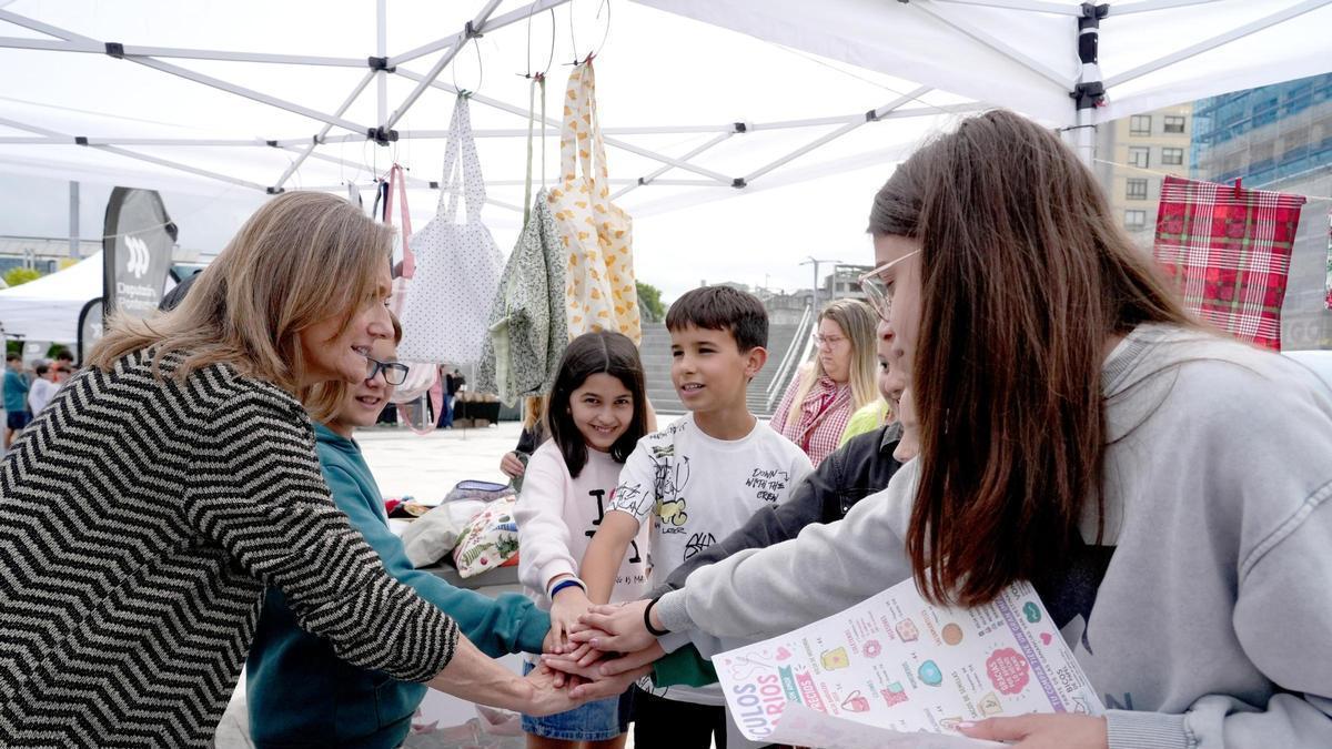 Luisa Sánchez, con algunos de los alumnos que participaron en la iniciativa de la Diputación.