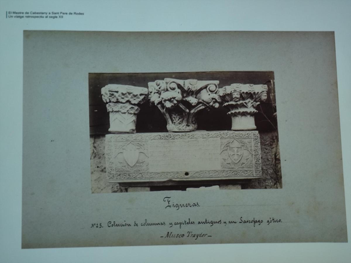 Alguns dels capitells de la col·lecció d'arqueologia d'Esteve Trayter que es va vendre per 1.500 pessetes al comte de Peralada. La fotografia és de Josep Maria Cañellas de l'Àlbum Rubaudonadeu.