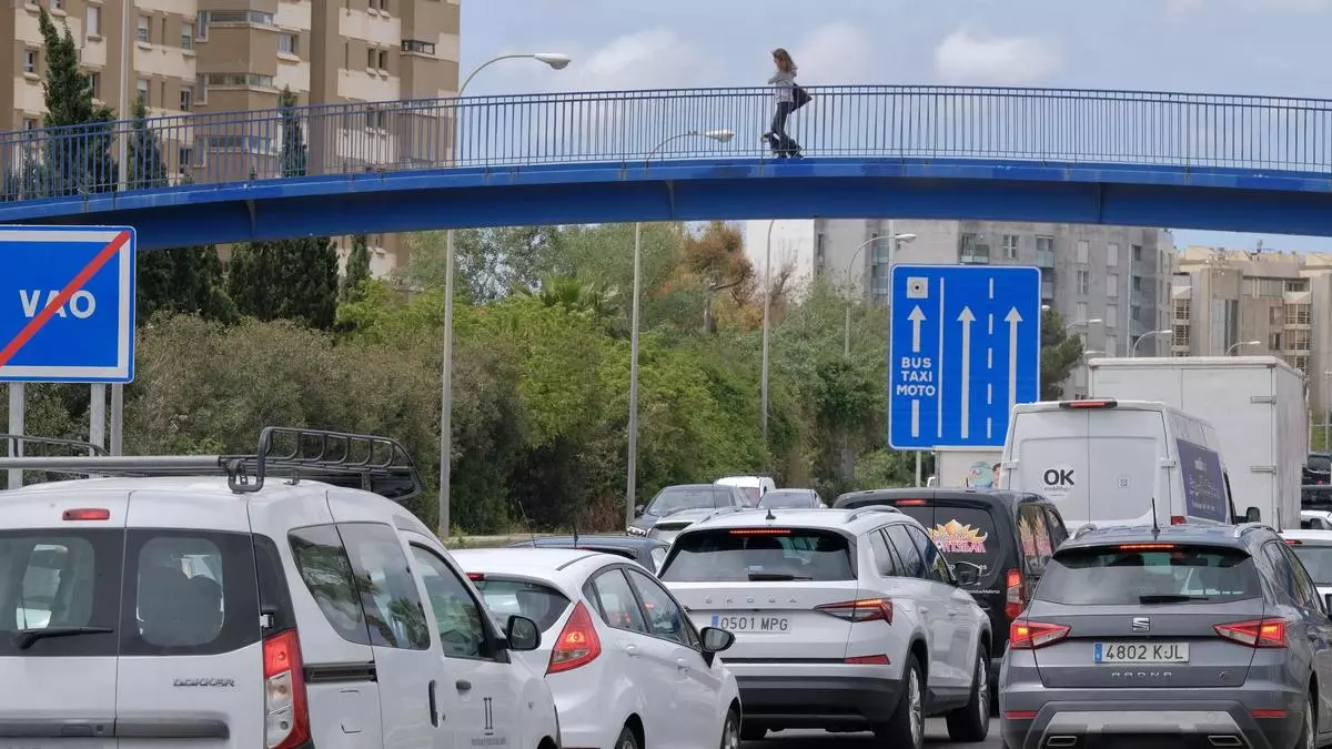 Monumental atasco en la entrada de Palma que colapsa también el carril bus VAO