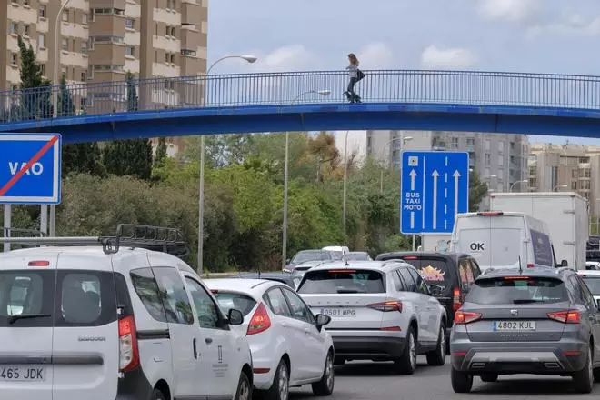 Las fotos del gran atasco en la entrada de Palma que también ha afectado al carril bus VAO