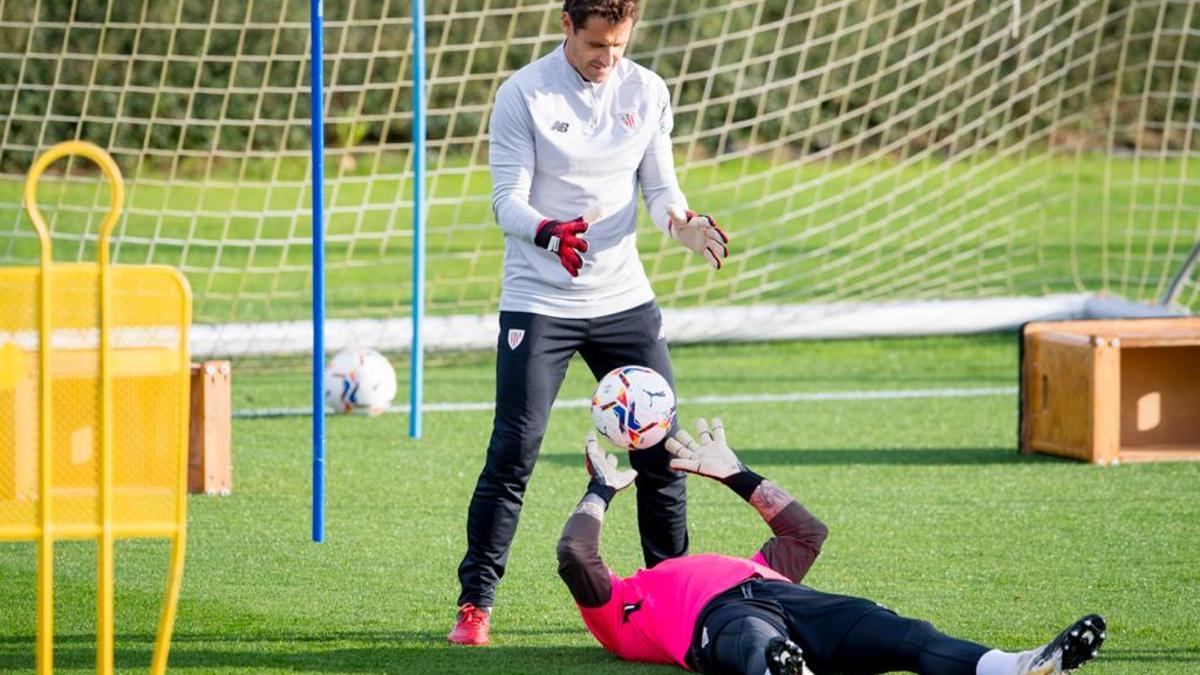 Dani Aranzubia, preparador de porteros del Athletic B, durante un entrenamiento.