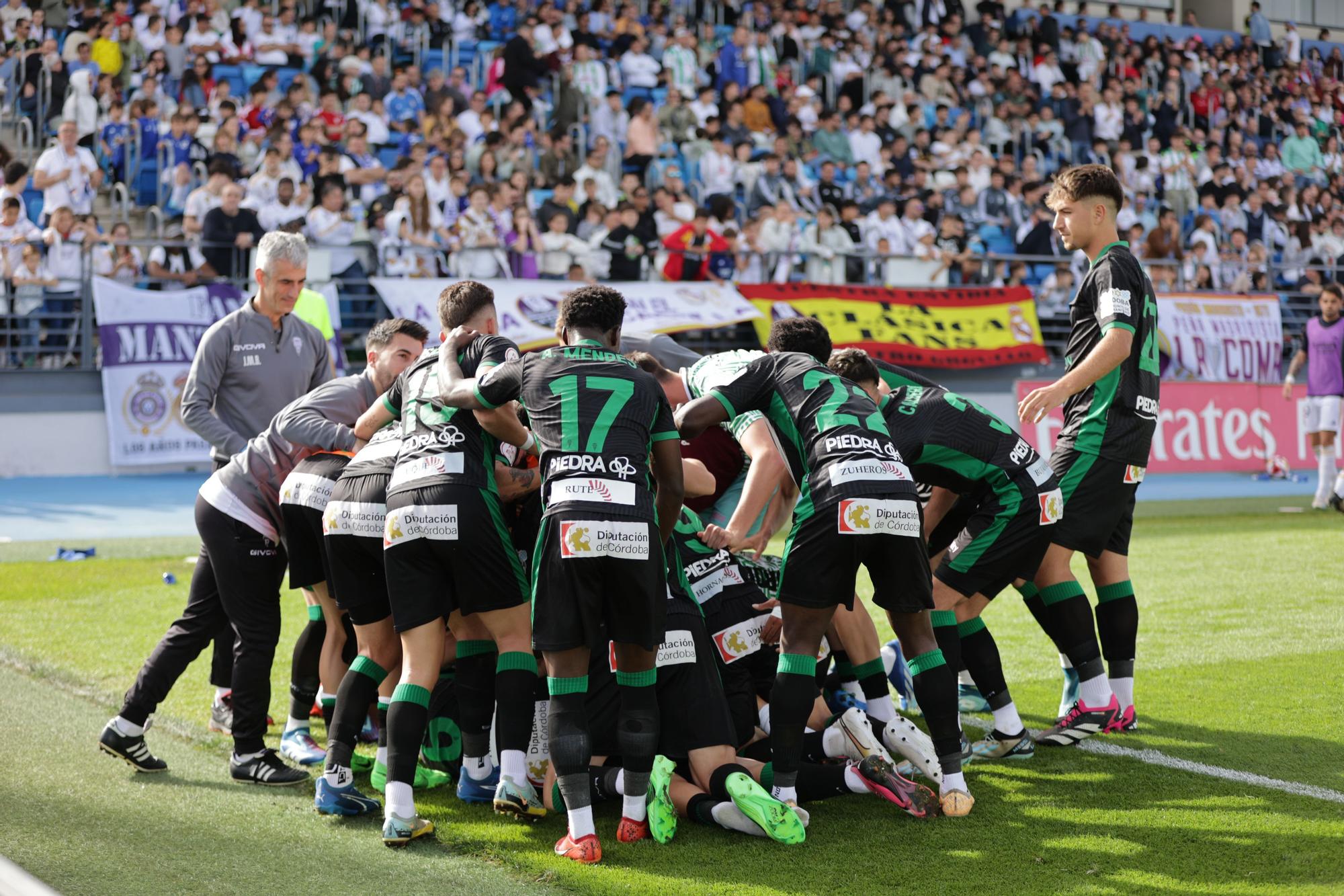 Los jugadores del Córdoba CF celebran uno de sus goles al Castilla, en el Alfredo Di Stéfano, el domingo.