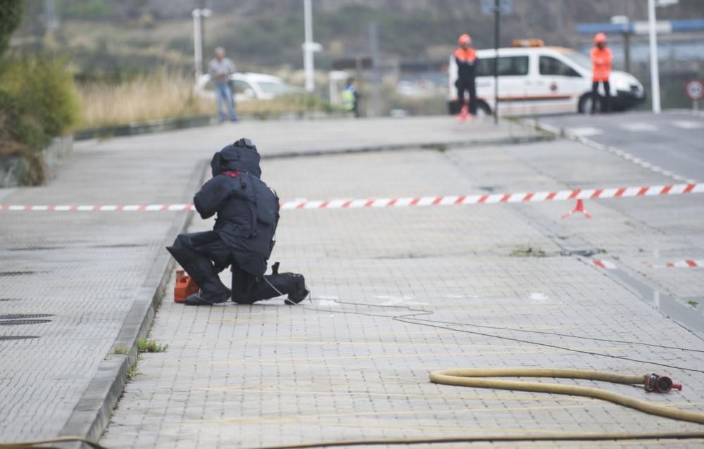 Bomberos y personal de los equipos de emergencias ensayan cómo intervenir en caso de accidente con mercancías peligrosas