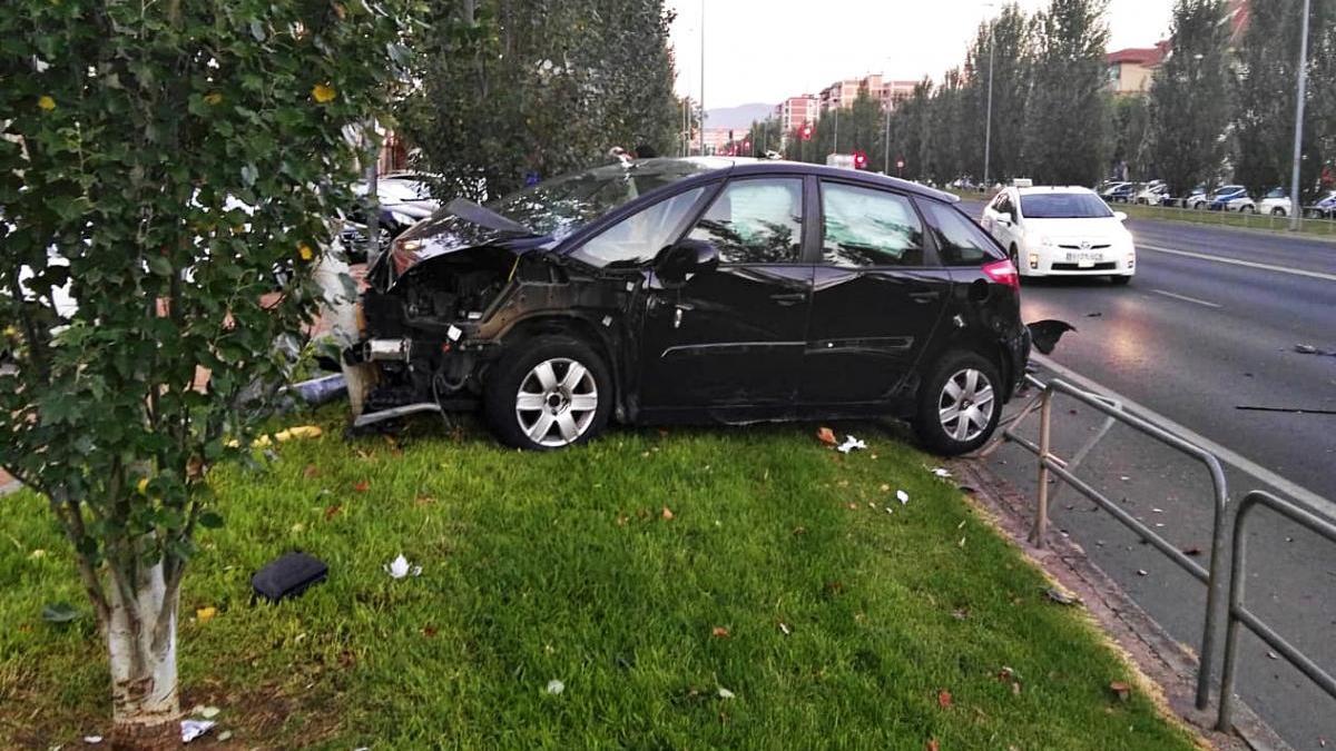 Herido tras chocar contra una farola y un árbol en Carlos III