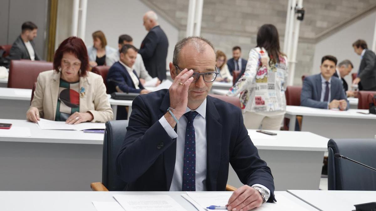 Víctor Marín, consejero de Educación, FP y Empleo, en la Asamblea Regional.