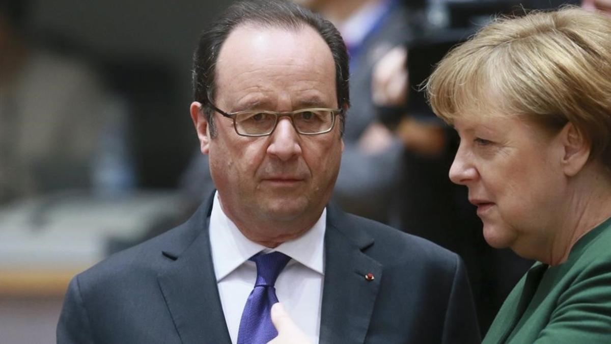 El presidente francés, François Hollande, charla con la cancillera alemana, Angela Merkel, en Bruselas, el 10 de marzo.