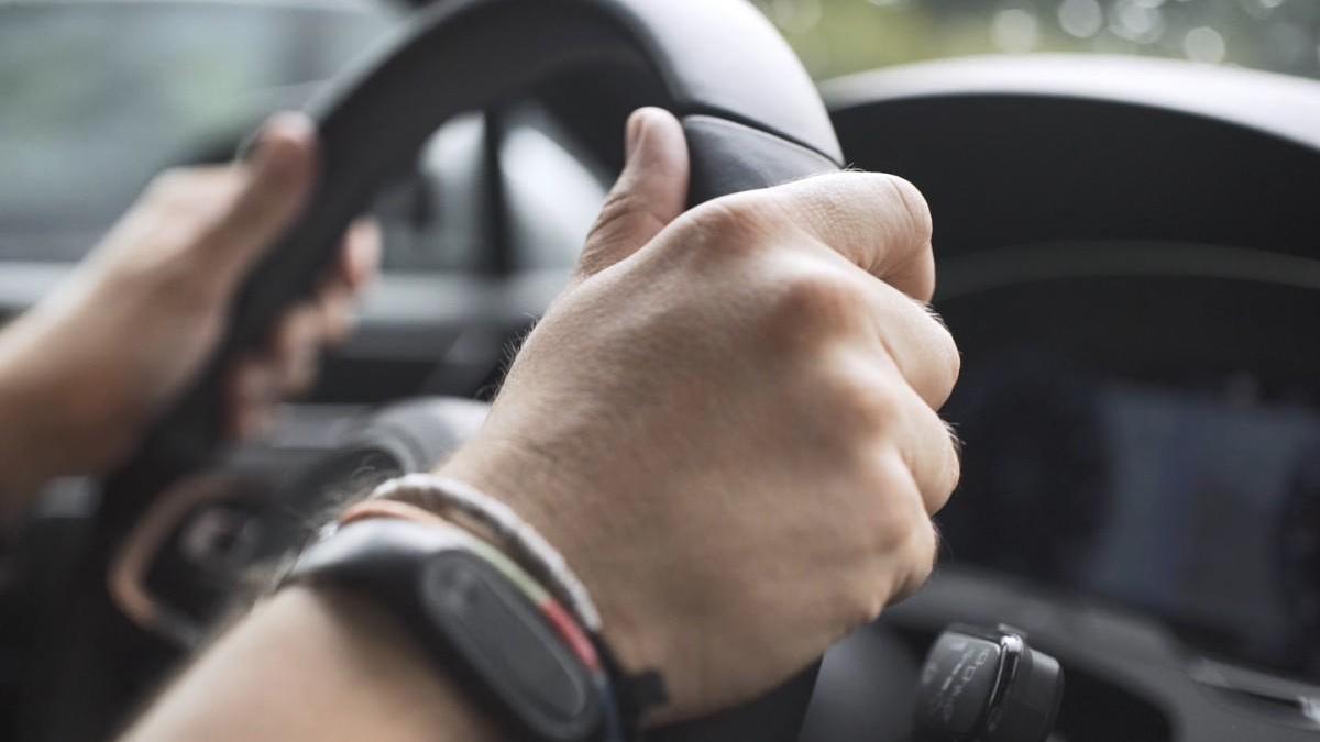 ¿Por qué vibra el volante de mi coche?