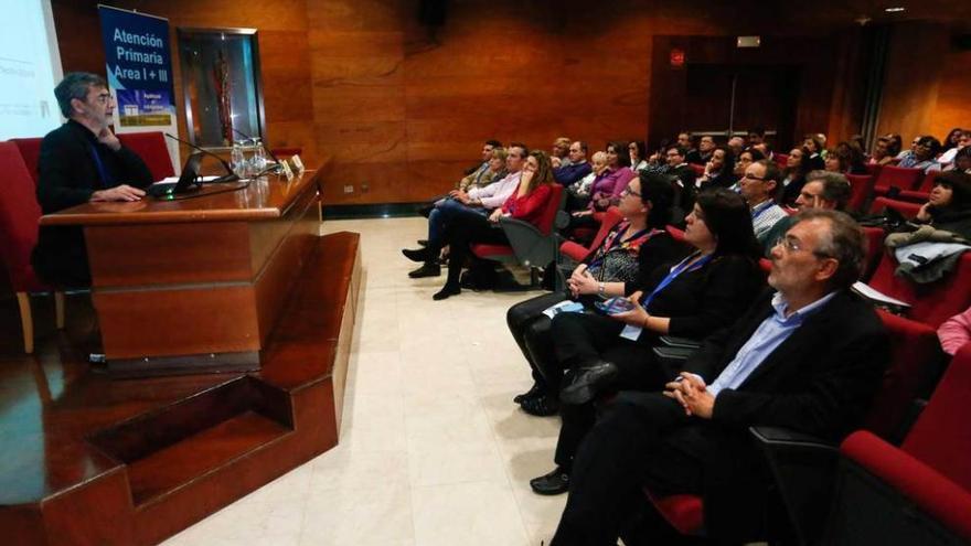 Joan-Ramón Laporte, a la izquierda, ayer, durante su charla en Avilés.