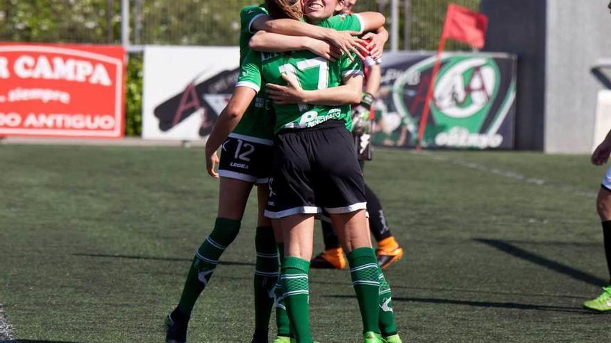 Jugadoras del Oviedo Moderno celebran un gol frente al Victoria en el Díaz Vega.