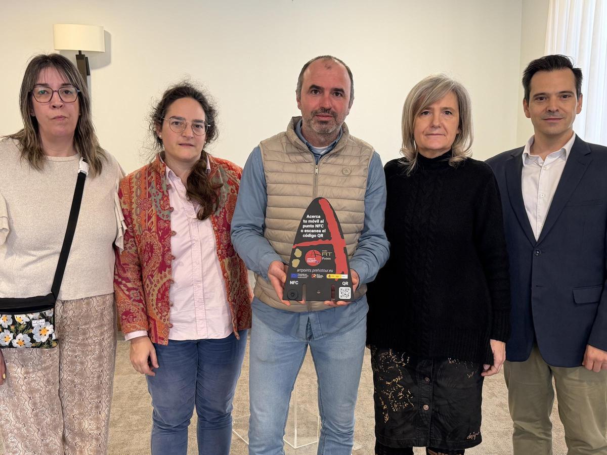 David Peña, alcalde de Cañamero, con la baliza que señalizará la Cueva Chiquita, en Las Villuercas.