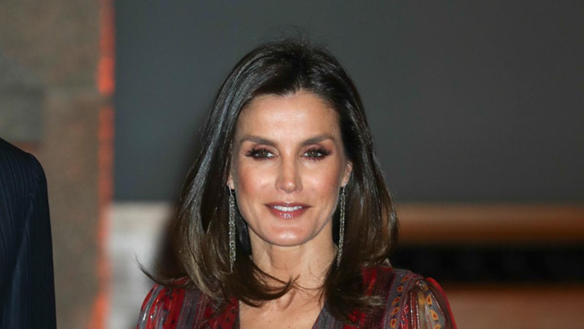 Letizia Ortiz con un vestido midi de Intropia con un escote en uve perfecto para chicas con mucho y poco pecho