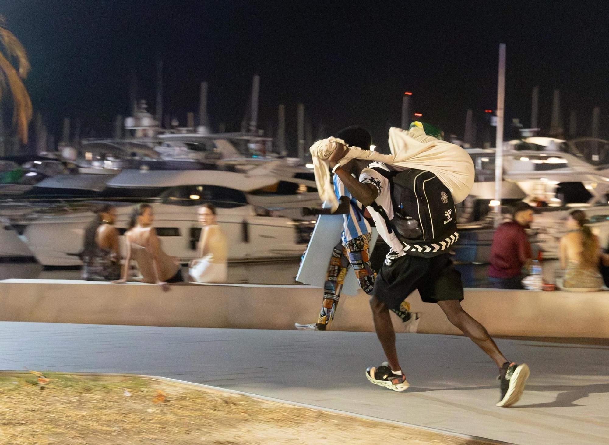 Operativo conjunto policial contra el ‘top manta’ en el puerto de Alicante