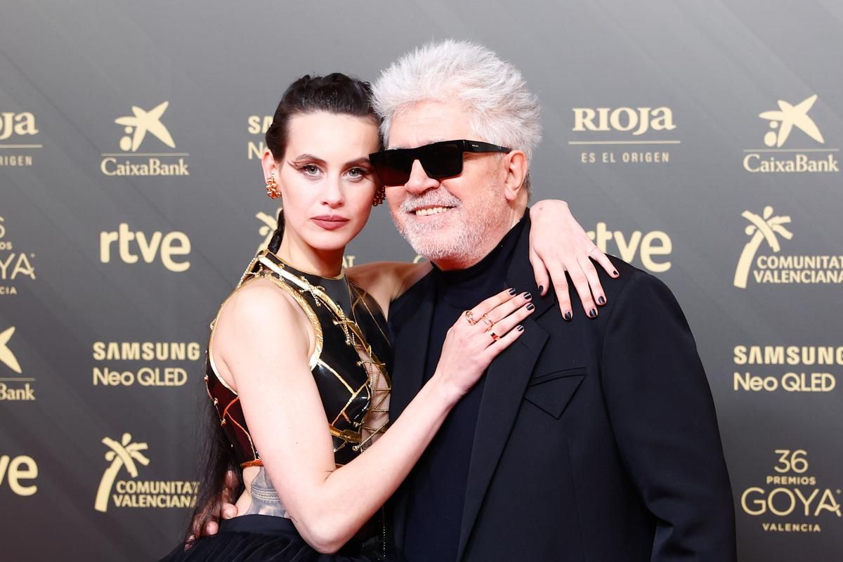 Milena Smit y Pedro Almodóvar