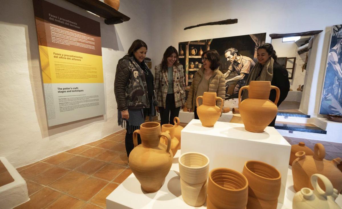 El Museo Etnográfico de Can Ros inaugura el domingo sus exposiciones temporales. | VICENT MARÍ