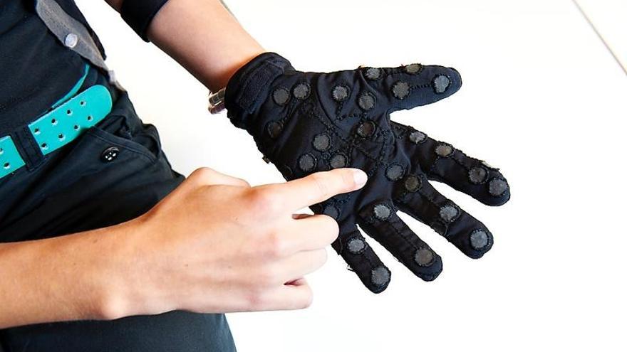 Prototipo de guantes inteligentes.