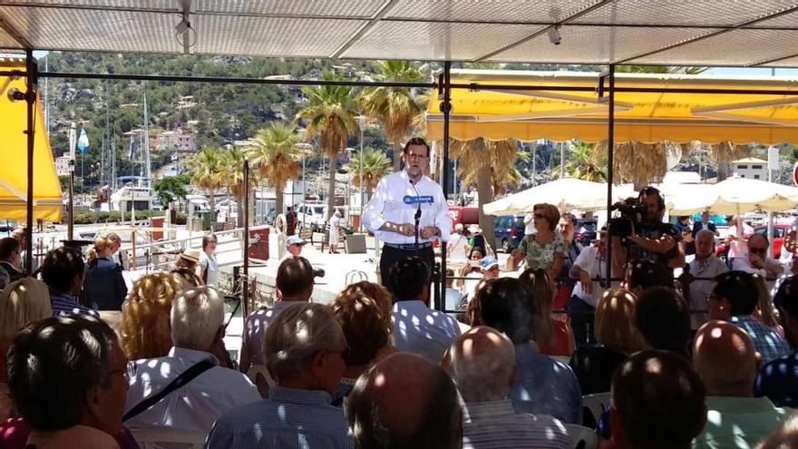 Rajoy dice en Sóller que &quot;por supuesto&quot; respalda a Fernández Díaz