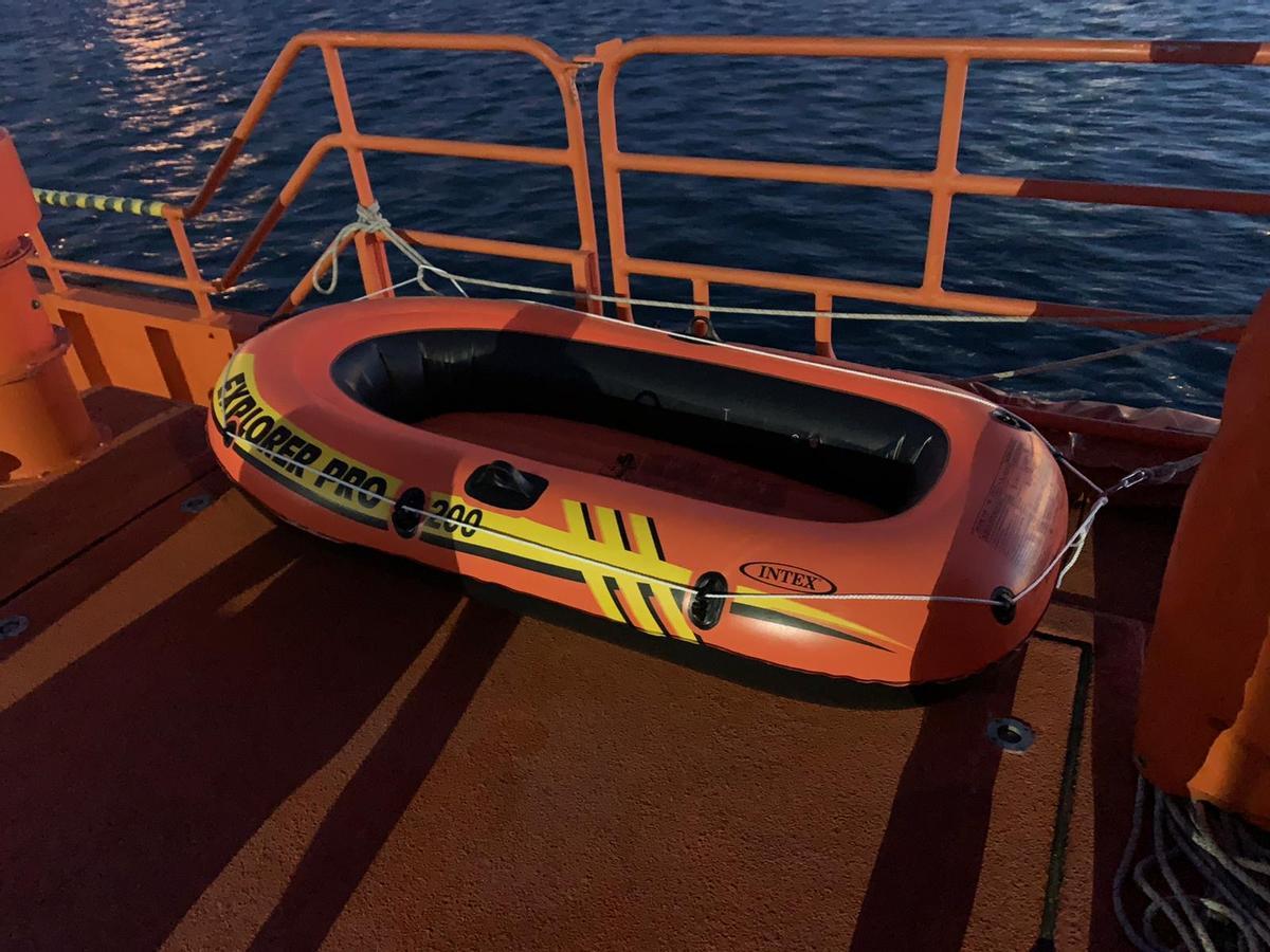 La balsa hinchable en la que los dos jóvenes se adentraron en la playa de la Malva-rosa de València