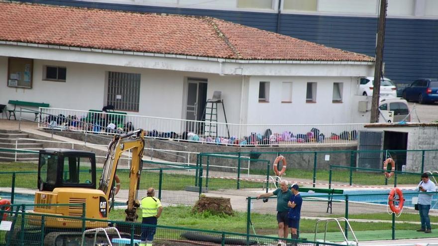 A Estrada cierra temporalmente la piscina municipal grande por una fuga de agua