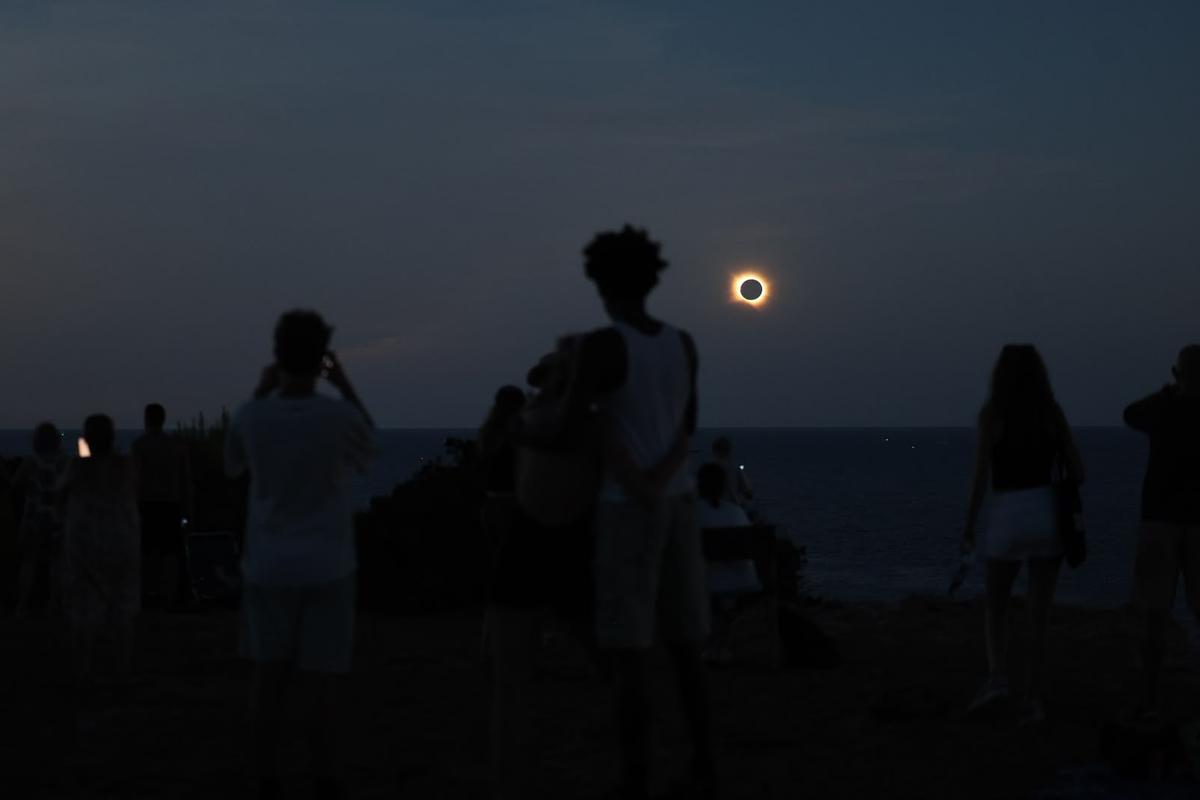 El eclipse total visto desde el Far des Moscarter, en Portinatx.