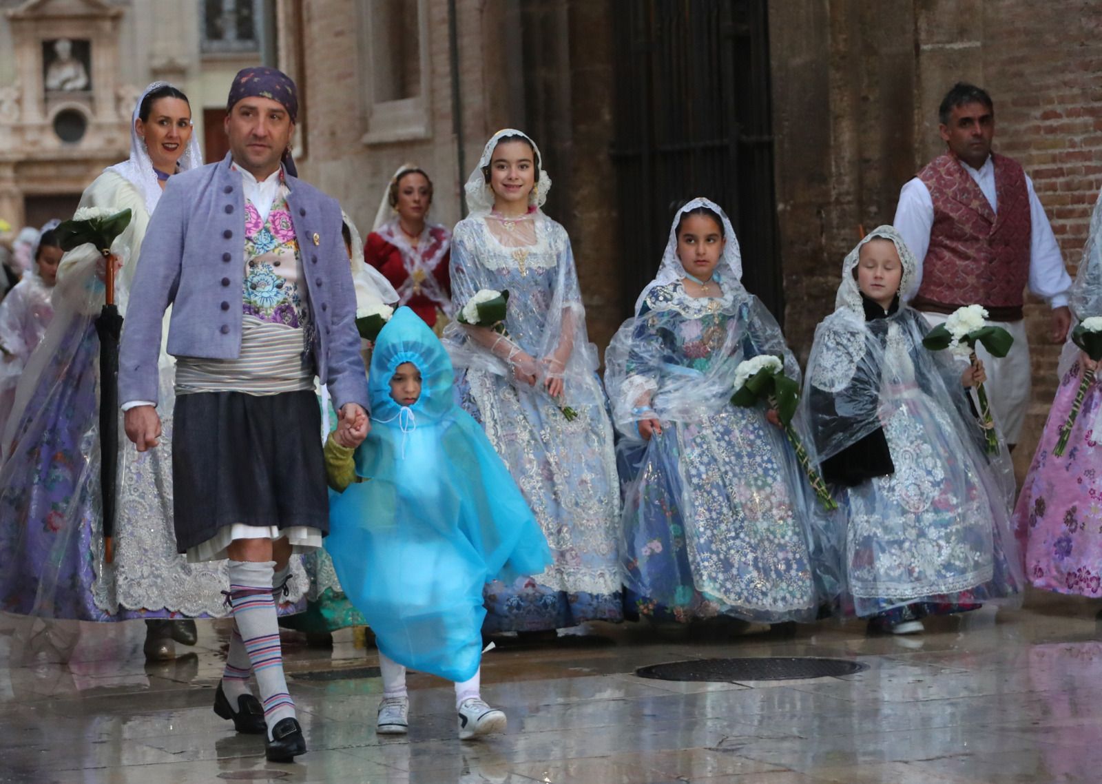 Desfile de chubasqueros y paraguas ante la Mare de Déu