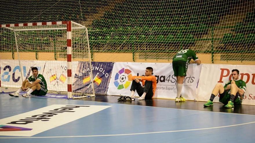 Los jugadores antequeranos, desolados tras finalizar el partido