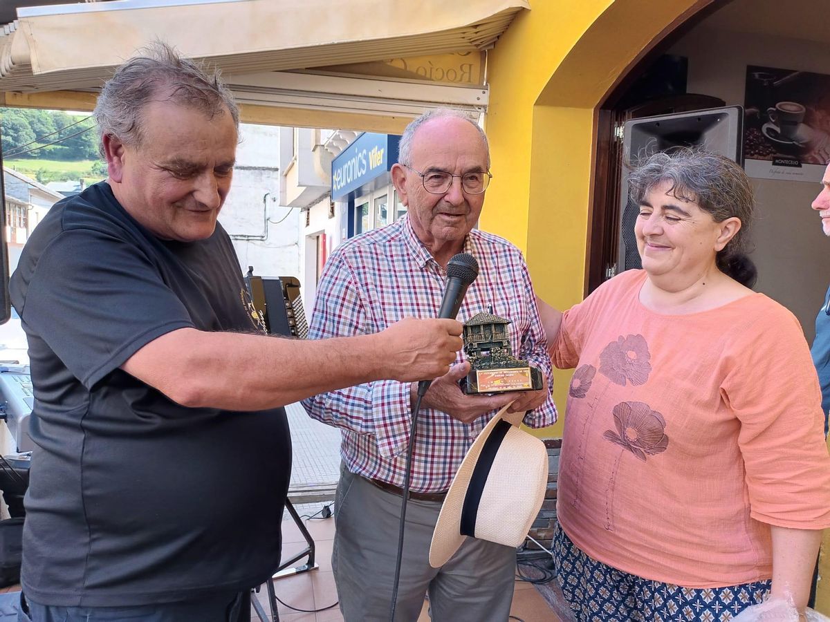 Carlos Sanfiz y Julia Granados con Emilio Pérez (centro), en el homenaje de la asociación al último.