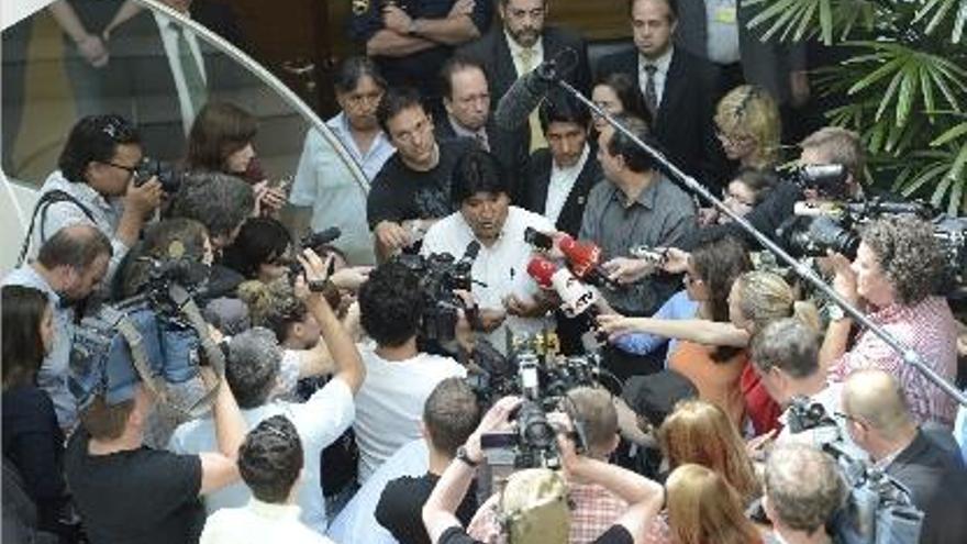 Morales, ahir, atenent els mitjans de comunicació a l&#039;aeroport de Viena.