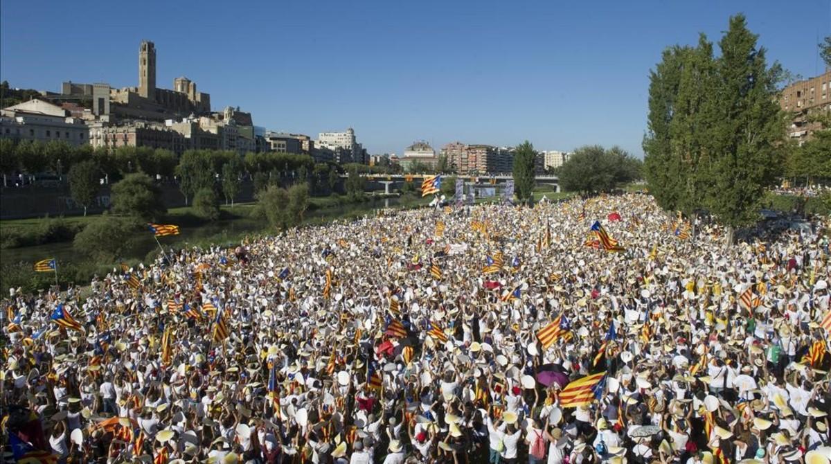 La manifestación independentista de la Diada en Lleida, en el cauce del río Segre.