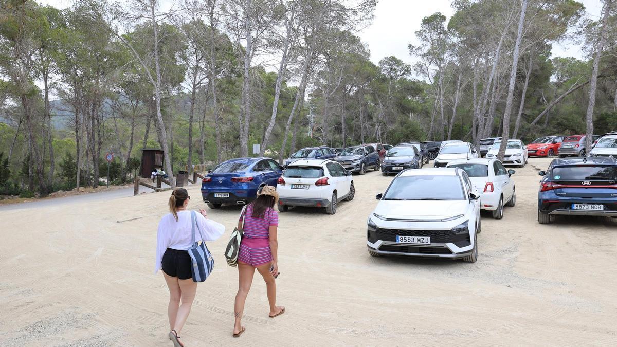 Todas las imágenes del primer día de restricciones de acceso al parking de Cala Salada