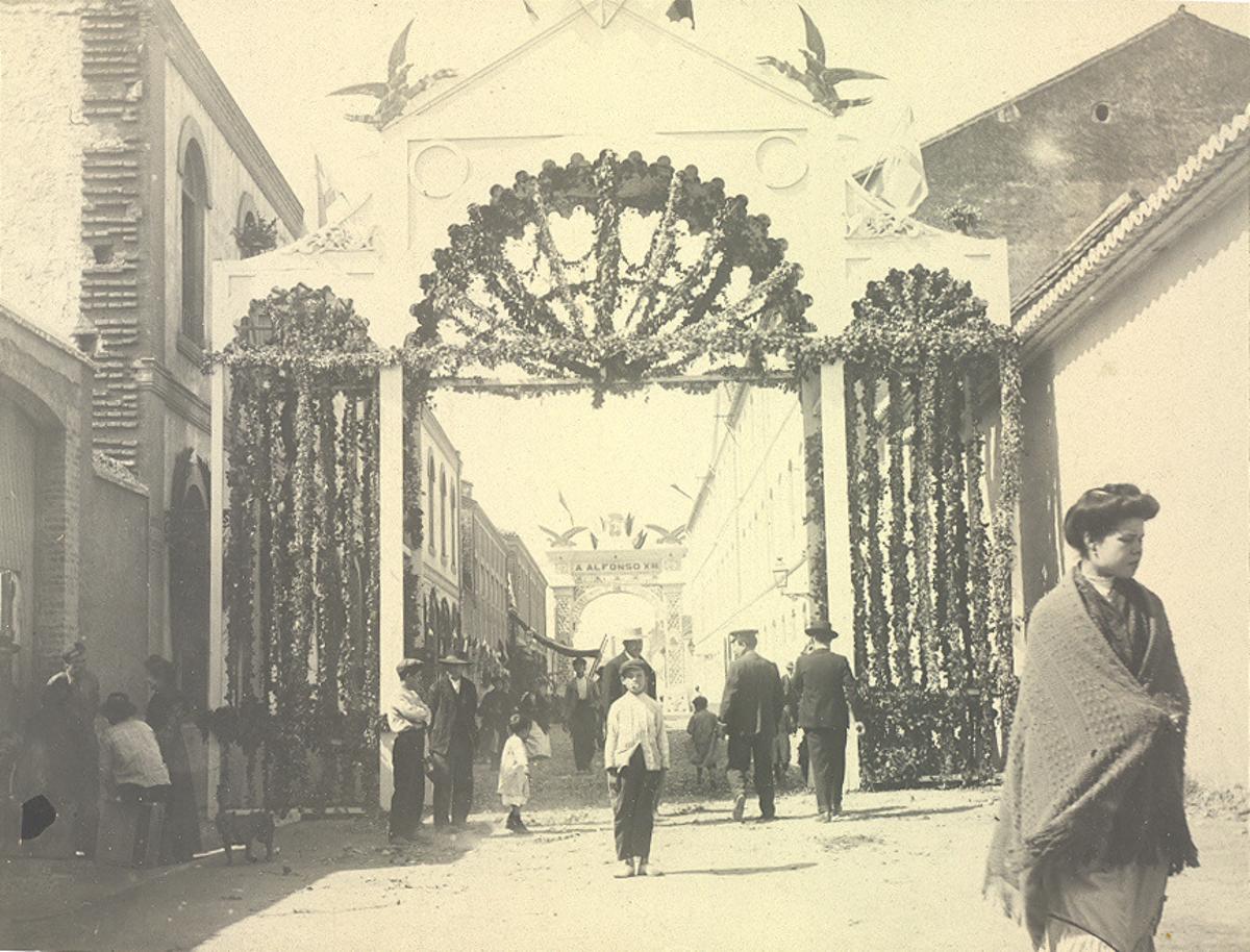 Arco conmemorativo de la visita de Alfonso XIII a Málaga en 1904, en la destilería de Jiménez y Lamothe en El Perchel.