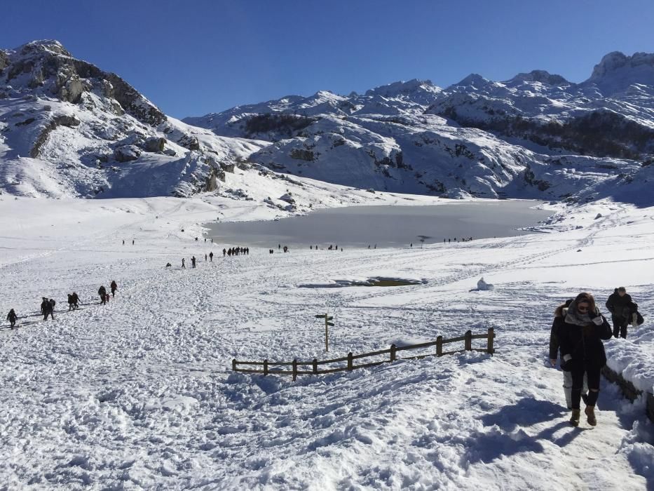 Los lagos de Covadonga nevados, atractivo en el puente de diciembre